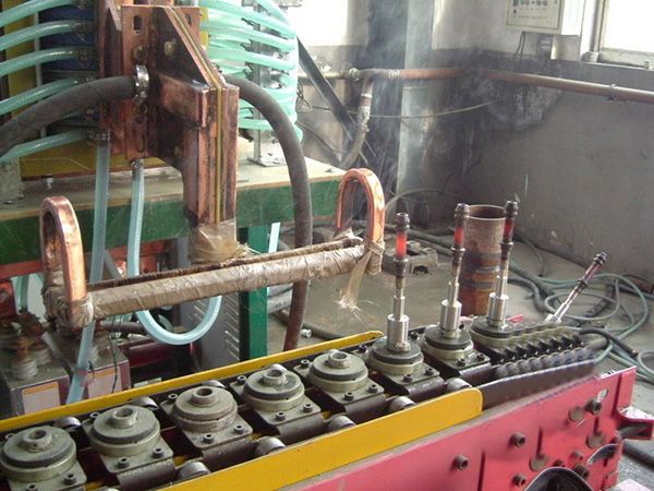 連續(xù)式旋轉(zhuǎn)淬火現(xiàn)場(chǎng)