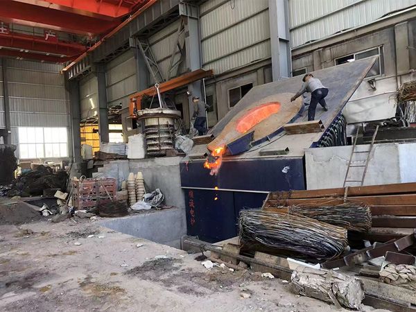 25噸鋼殼爐出爐現(xiàn)場(chǎng)